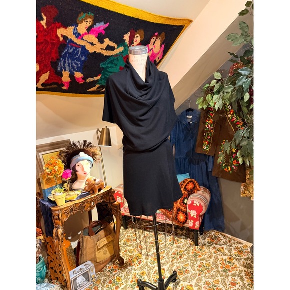 Black Avant Garde Asymmetrical Short Sleeve Midi Dress Built in Canada - M - Picture 10 of 12